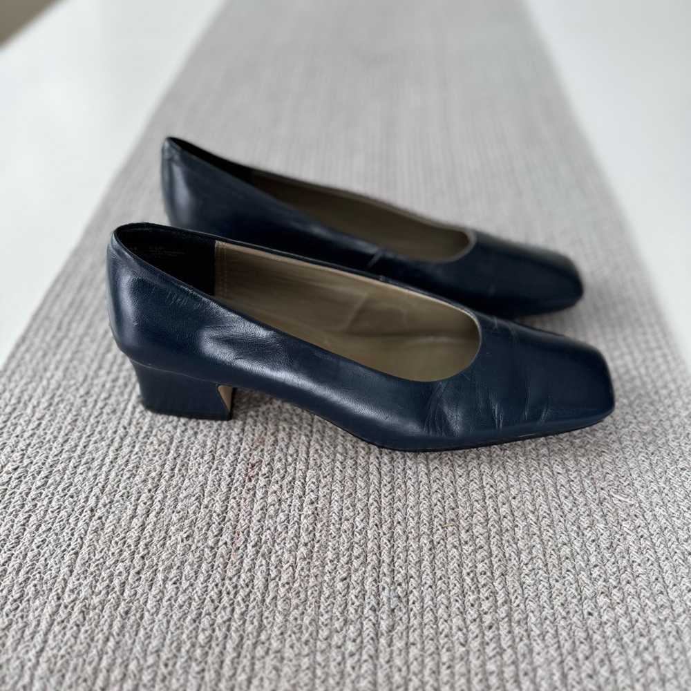 Vintage navy leather square-toe heels - Picture 9 of 12